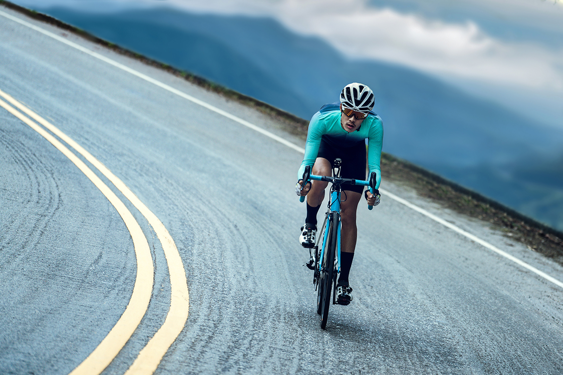 photo d'un cycliste curieux sur une route ascendante